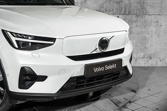 Volvo XC40 2 of 24