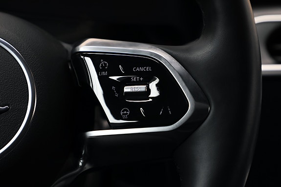 Jaguar I-PACE 17 of 30