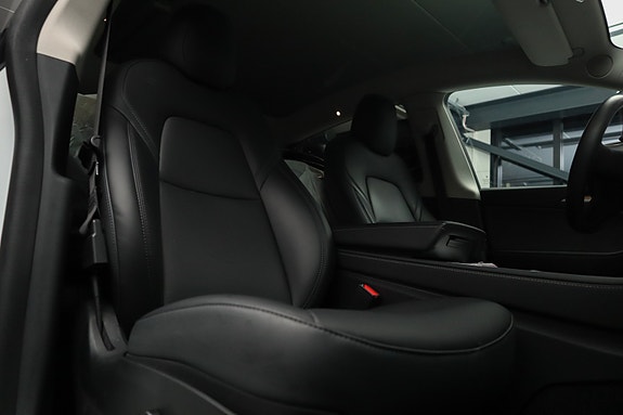 Tesla Model Y 18 of 26