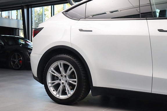 Tesla Model Y 13 of 26