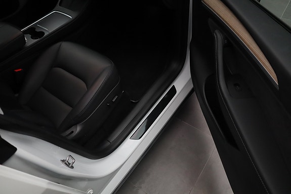 Tesla Model Y 15 of 26