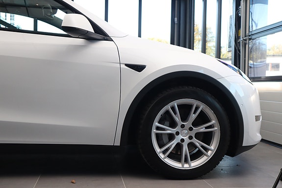Tesla Model Y 14 of 26