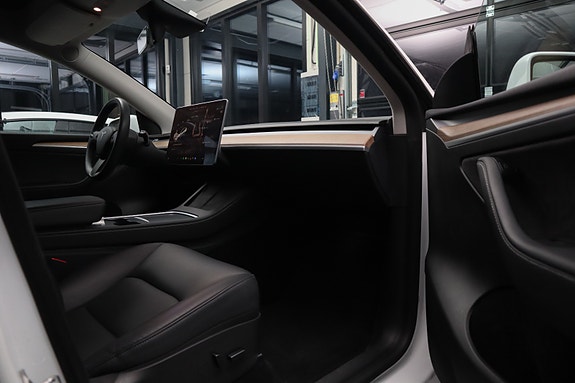 Tesla Model Y 16 of 26