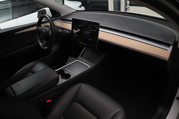 Tesla Model Y 17 of 26