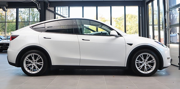 Tesla Model Y 12 of 26