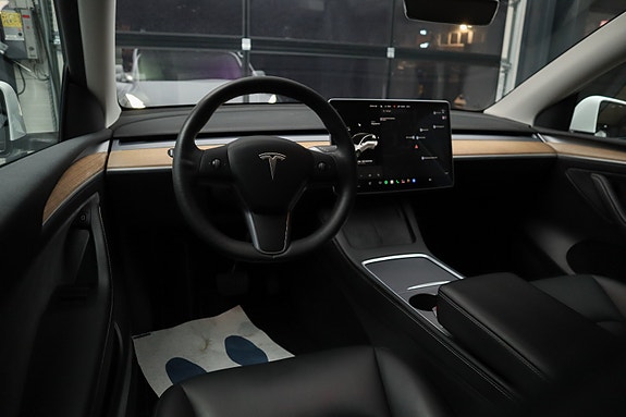 Tesla Model Y 20 of 26