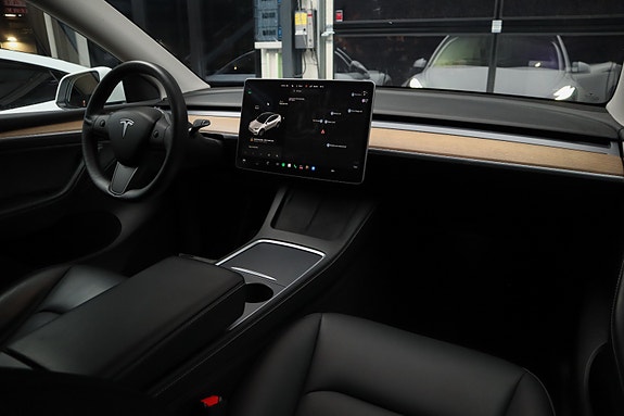 Tesla Model Y 19 of 26