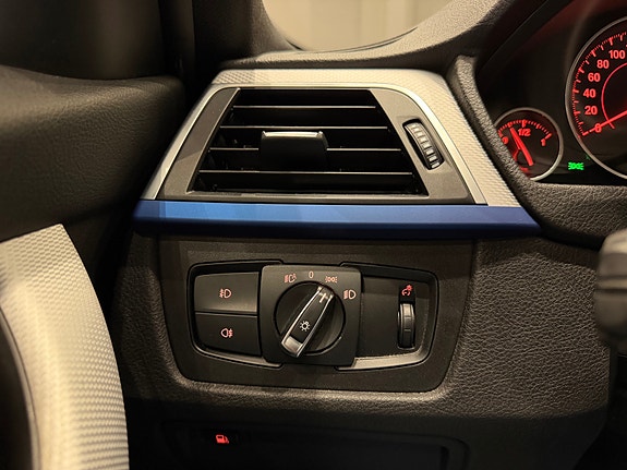 BMW 330e 28 of 30