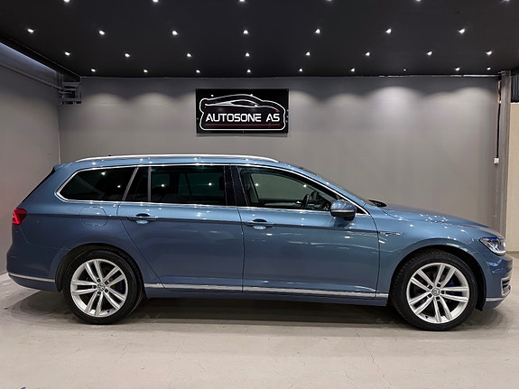 Volkswagen Passat 5 of 30
