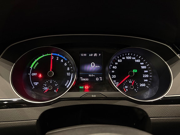 Volkswagen Passat 28 of 30