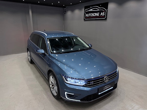 Volkswagen Passat 2 of 30