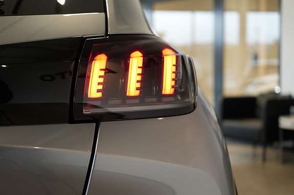 Peugeot e-208 10 of 24
