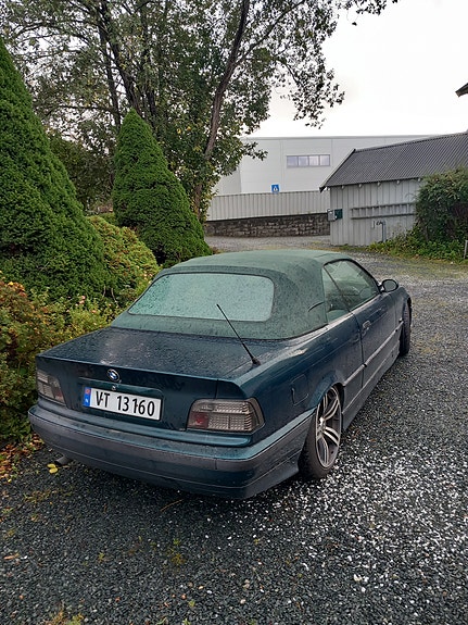 BMW 318i 2 of 2