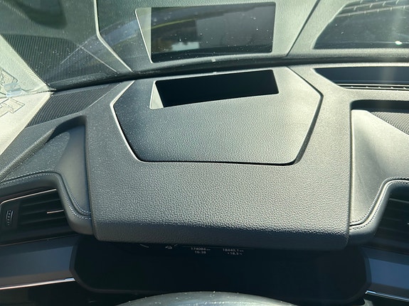 Audi e-tron 9 of 11