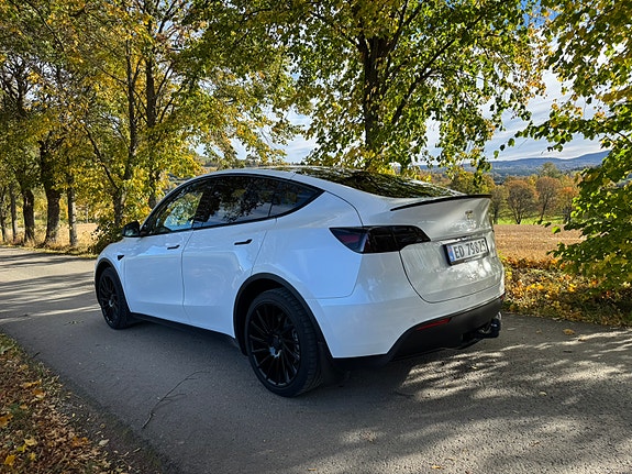 Tesla Model Y 5 of 30