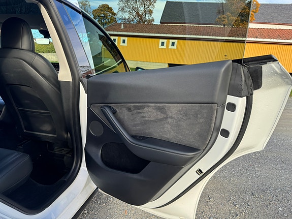 Tesla Model Y 17 of 30