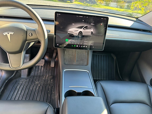 Tesla Model Y 23 of 30