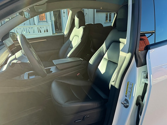 Tesla Model Y 10 of 30