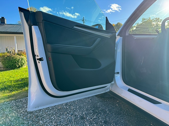 Tesla Model Y 9 of 30