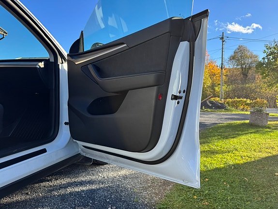 Tesla Model Y 11 of 30