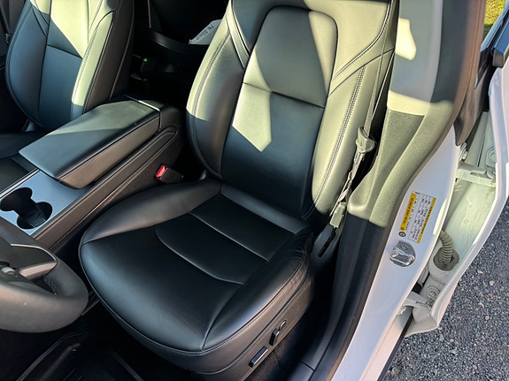 Tesla Model Y 14 of 30