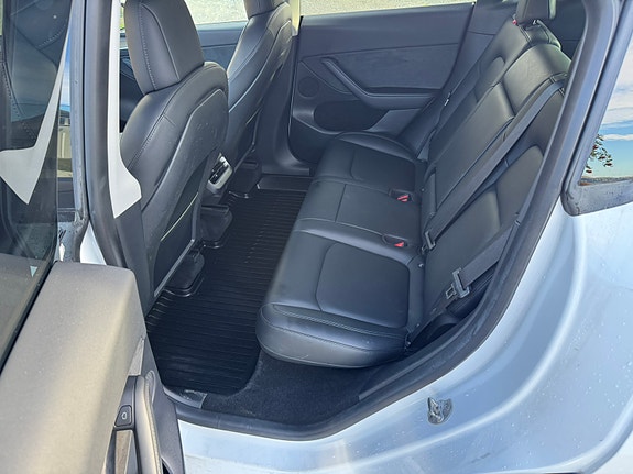 Tesla Model Y 20 of 30