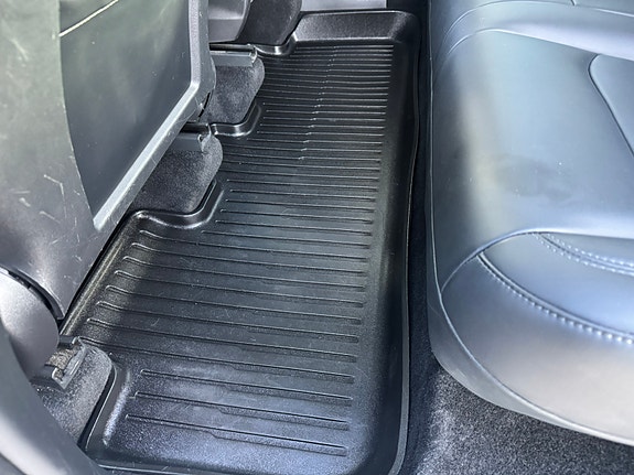 Tesla Model Y 21 of 30