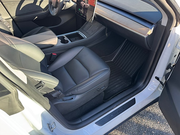 Tesla Model Y 12 of 30
