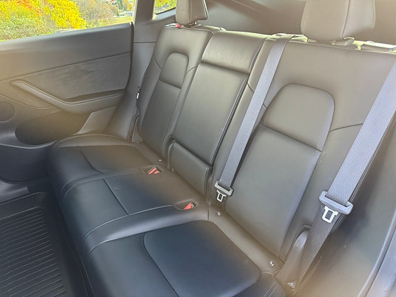 Tesla Model Y 19 of 30