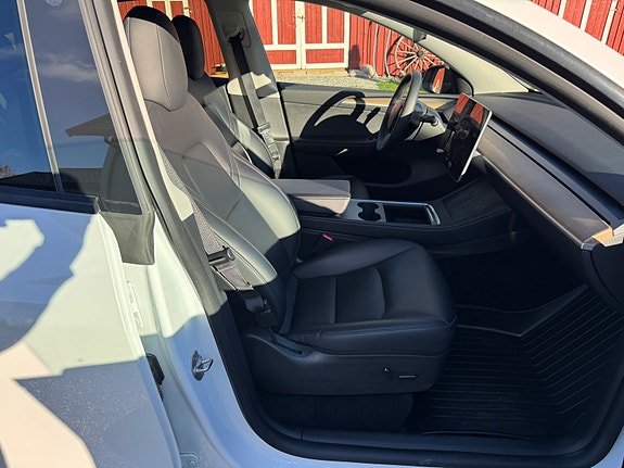 Tesla Model Y 13 of 30