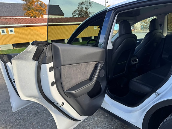 Tesla Model Y 16 of 30