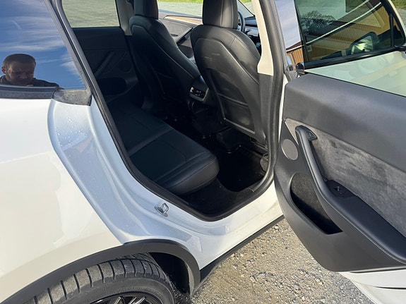 Tesla Model Y 18 of 30