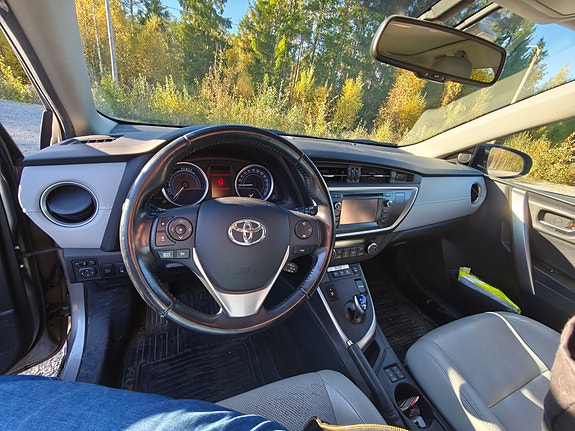 Toyota Auris 7 of 14