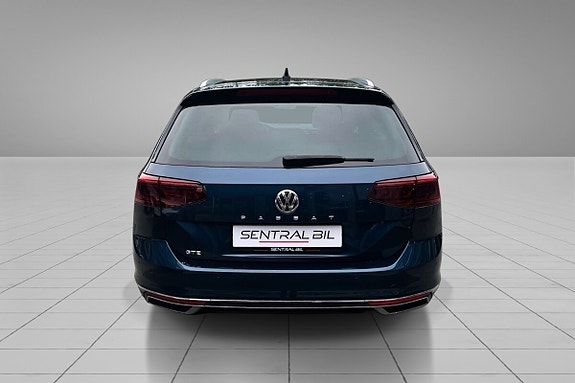 Volkswagen Passat 10 of 30