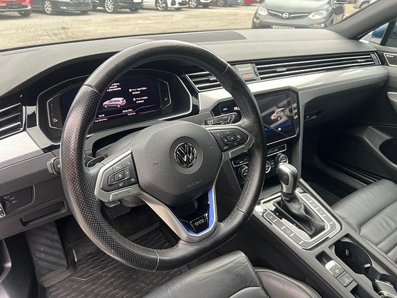Volkswagen Passat 13 of 30