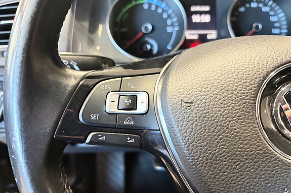 Volkswagen e-Golf VII 24 of 28