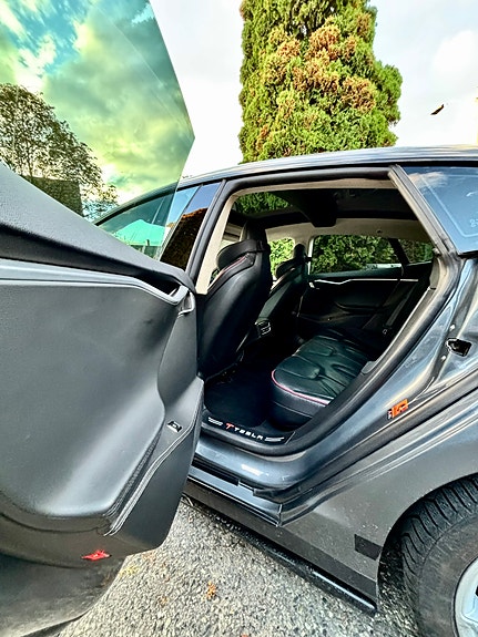 Tesla Model S 18 of 23
