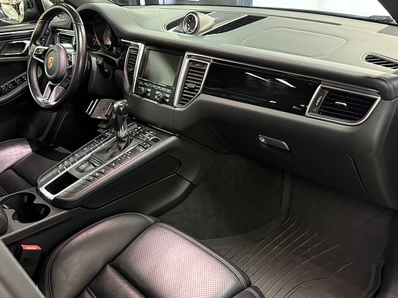 Porsche Macan S 10 of 30