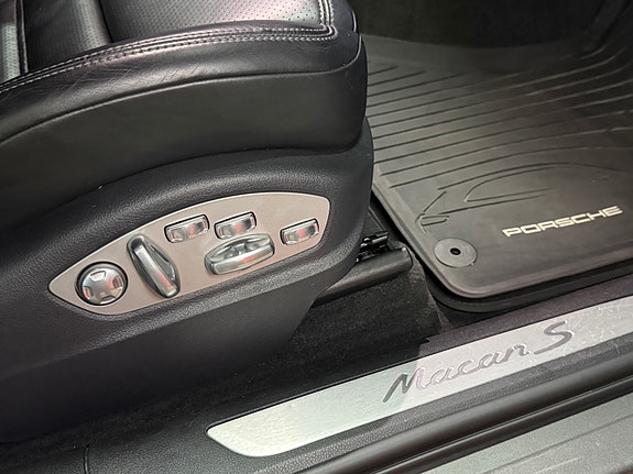 Porsche Macan S 13 of 30