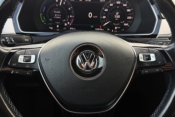Volkswagen Passat 19 of 30