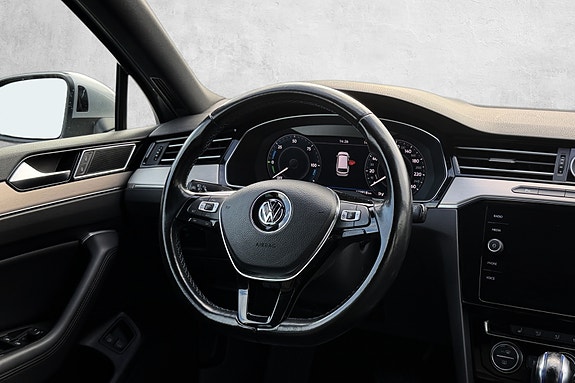 Volkswagen Passat 17 of 30