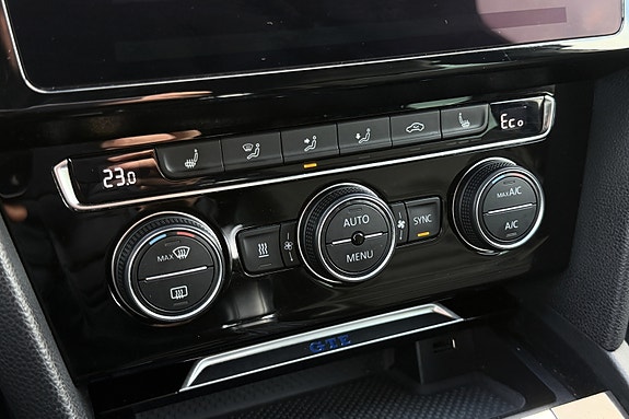 Volkswagen Passat 23 of 30