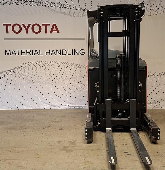 Toyota RRE140HN 3 of 4