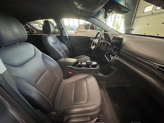 Hyundai IONIQ 11 of 30
