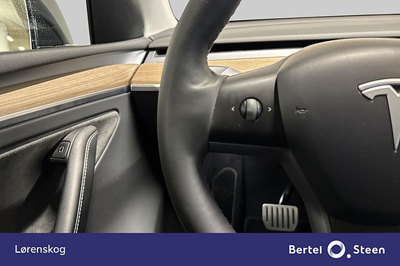Tesla Model Y 16 of 26