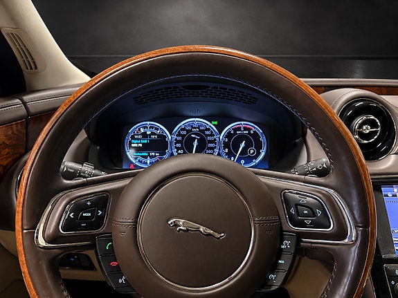 Jaguar XJ 18 of 28