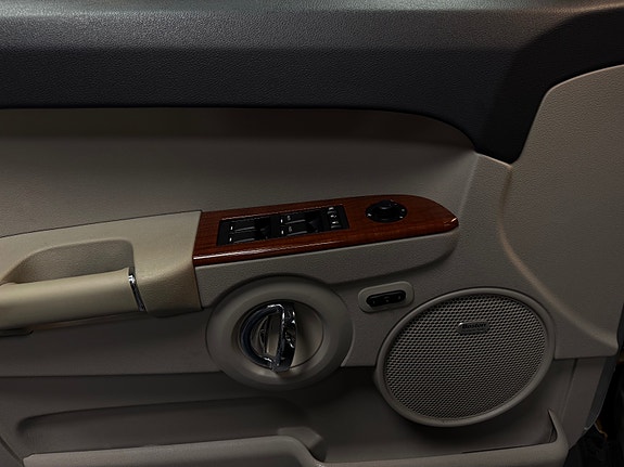 Jeep Commander 26 of 28