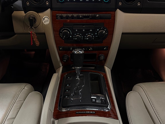 Jeep Commander 22 of 28