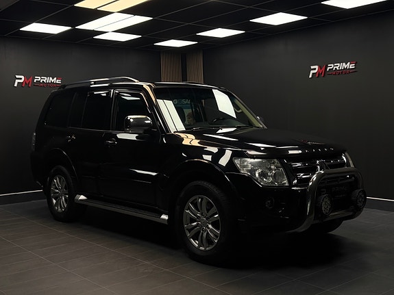 Mitsubishi Pajero 2 of 30