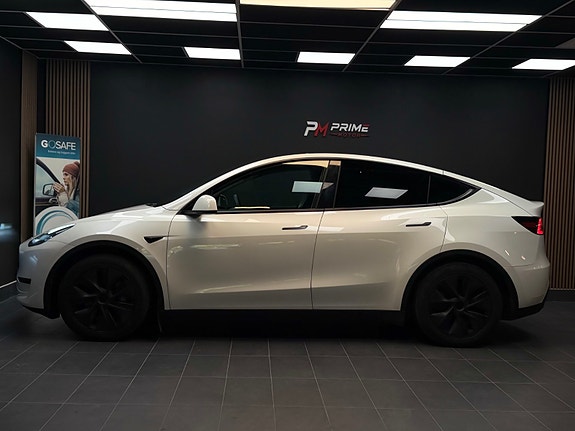 Tesla Model Y 13 of 30